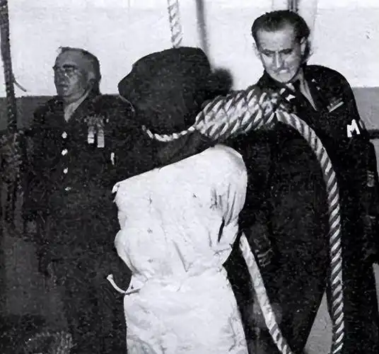 战犯东条英机绞刑现场活活挣扎12分钟死前被吓哭丑态百出