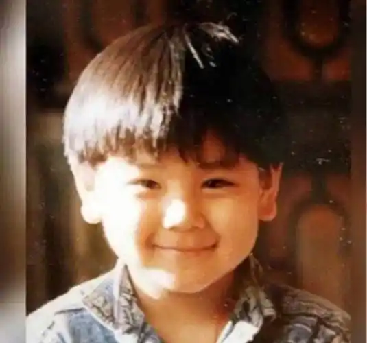 "就这样,小时候的彭于晏,长大了一个小胖子:出生便遭罪,之后又备受