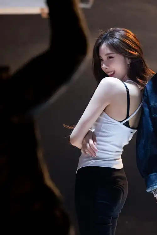 李斯丹妮宋妍霏贴面双人舞