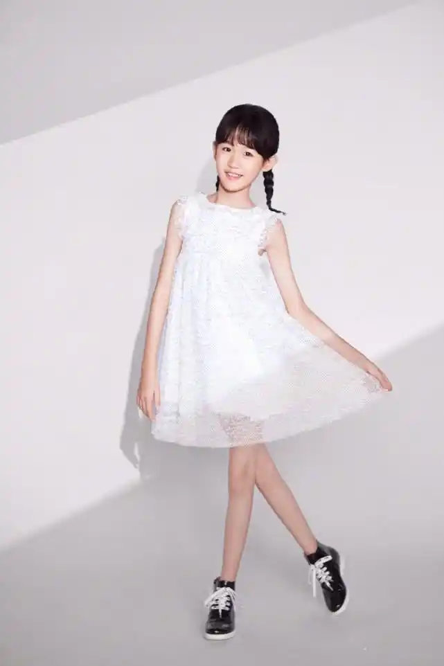 陆毅晒女儿陆雨萱近照,隔空为她庆生,嘟嘴的样子和爸爸太像了