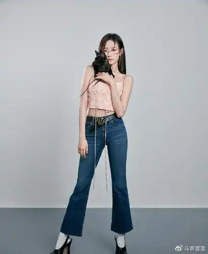 硬糖少女黑白双生大片张艺凡挑战多种风格刘些宁凭颜值圈粉