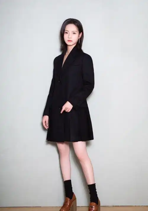 简介:李庚希普拉达活动照时尚性感写真,分享一组李庚希图片给大家,图