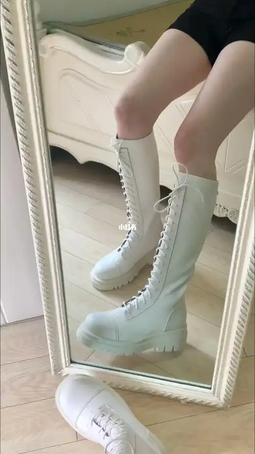 白色长筒靴永远是我的秋冬穿搭首选