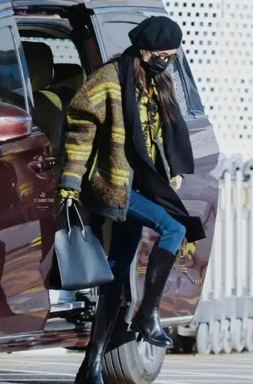 杨幂机场造型曝光美腿尽显时尚洋气