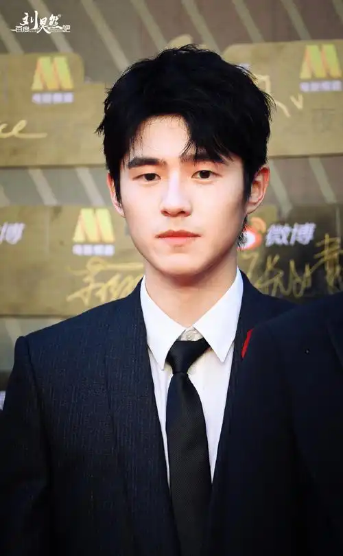 刘昊然超话#刘昊然跳起来帮小妹妹贴签名牌#「2021#微博电影之夜