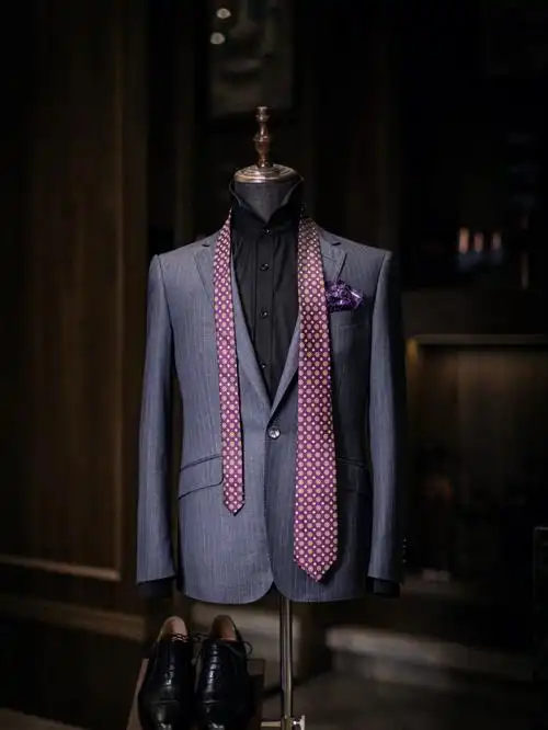 灰色条纹西服福州西服定制