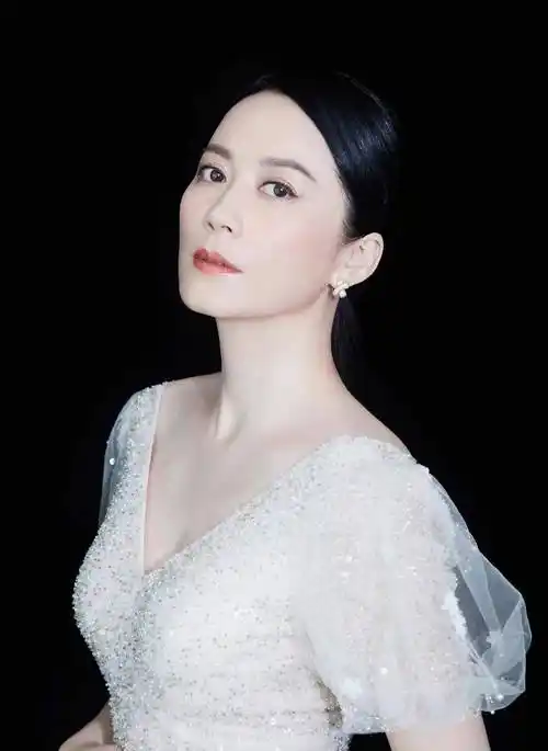 八位与"时光对抗"的女星,越老越美,谁最令你着迷?_秦岚_观众_俞飞鸿