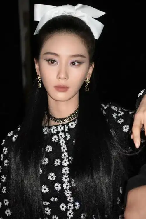 刘诗诗孔雀蓝眼妆撞脸韩星iu李知恩