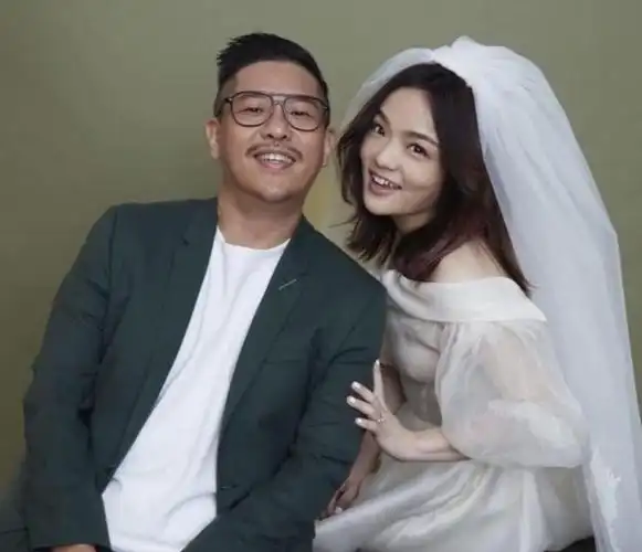 "高龄妈妈"徐佳莹,与大11岁的老公"老来得子",成三口之家