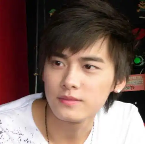 那么,李易峰刚出道时到底有多帅呢?