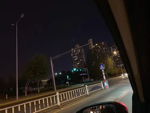 车窗半开,微风徐徐,难得的清爽.