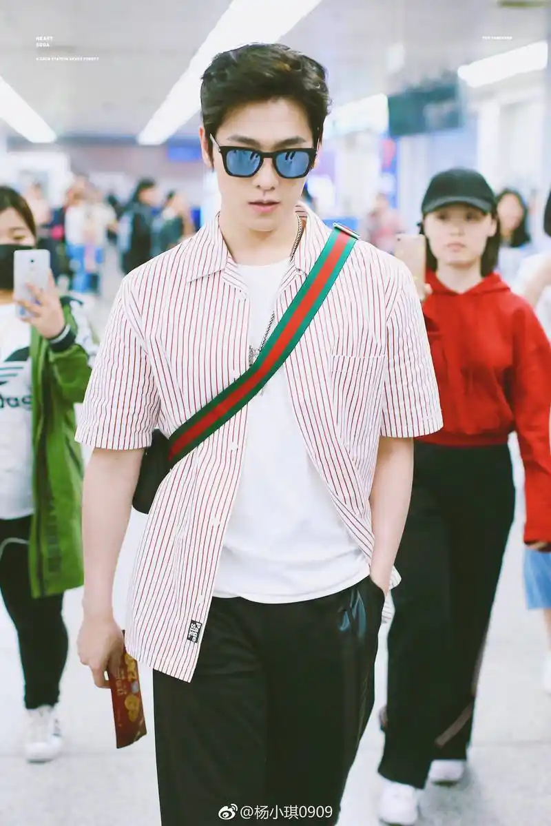 杨洋2018年5月1日机场私服街拍,身穿粉色条纹衬衫清爽帅气