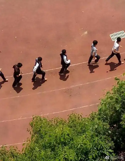 因寝室吵闹,宝轮中学一主任让学生赤脚在烈日下绕操场跑步,致使学生的