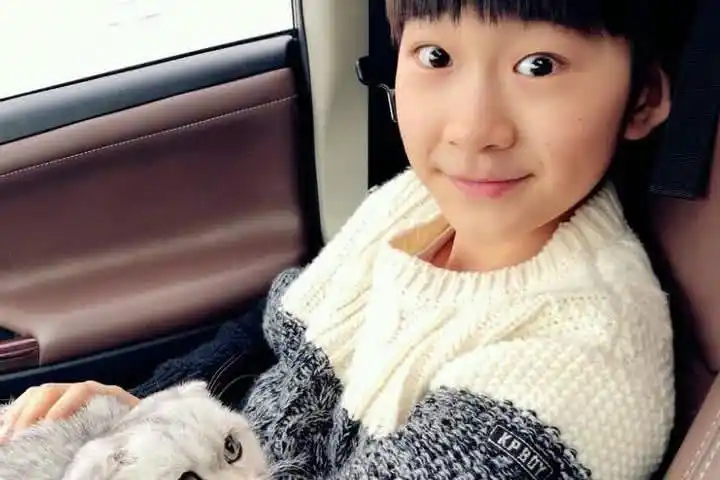 长大即"毁容",天天近照曝光被错认,网友:这是蔡徐坤?