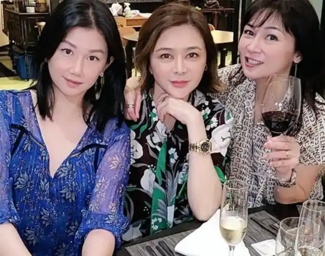 关之琳频繁约前任年轻女友聚会开心喝酒不尴尬60岁气质更出众