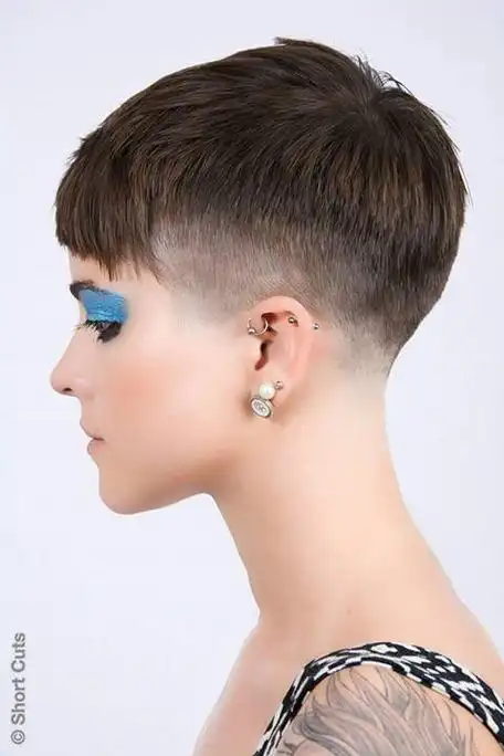 2024女士推边短发:时尚与个性的完美结合|发型|脸型|妆容|现代女性