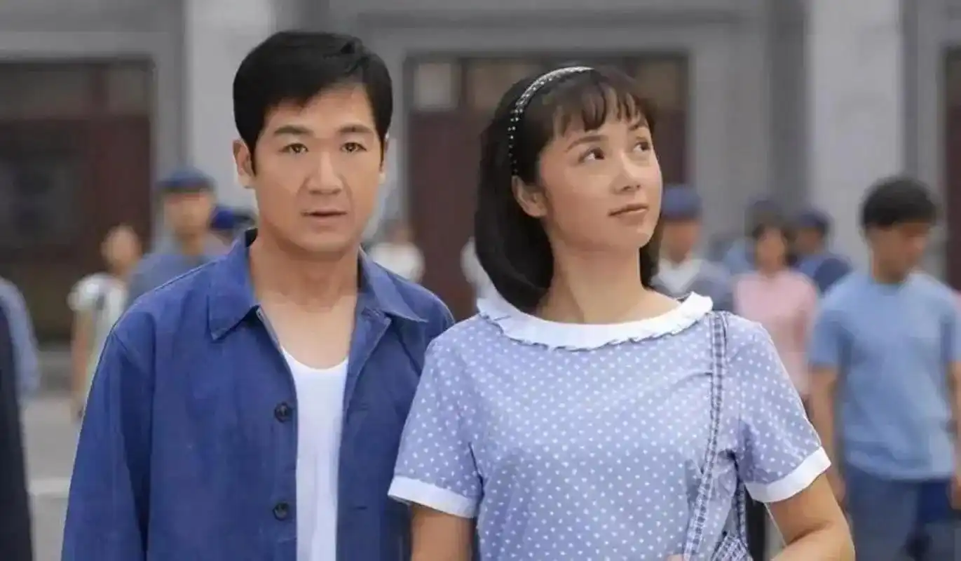 这张照片拍摄于2007年,张国立和蒋雯丽在电视连续剧《金婚》中的剧照.