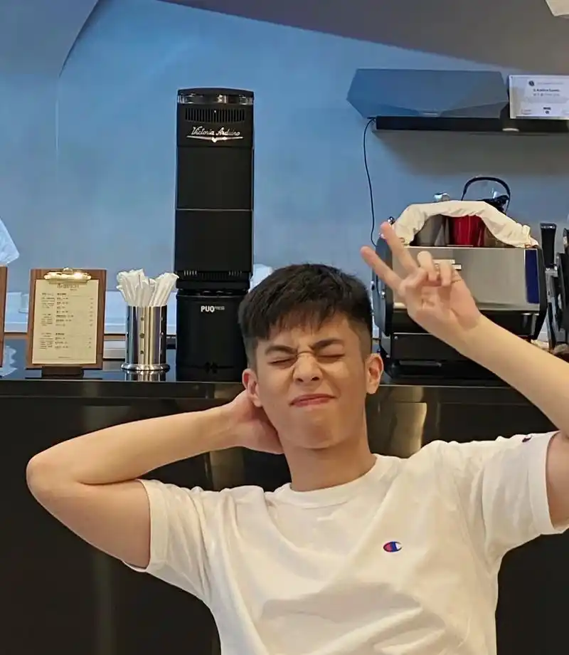 校草级痞帅00后青春少年,神仙颜值小哥哥,看起来很好欺负的样子