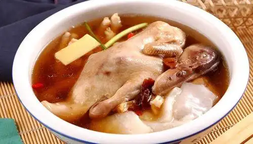 3,沙参百合鸭汤应用:脾胃气虚所致的不思饮食,口淡乏味,气短形瘦,四肢