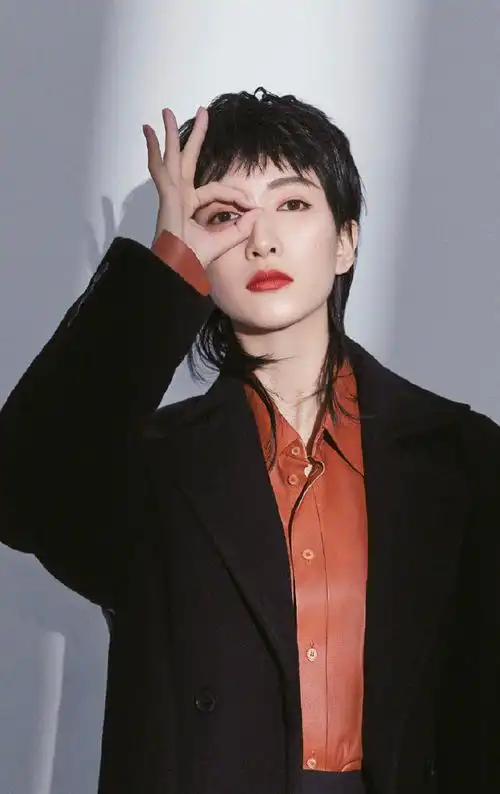 简介:江疏影短发造型魅力写真图片,分享一组江疏影图片给大家,图中的