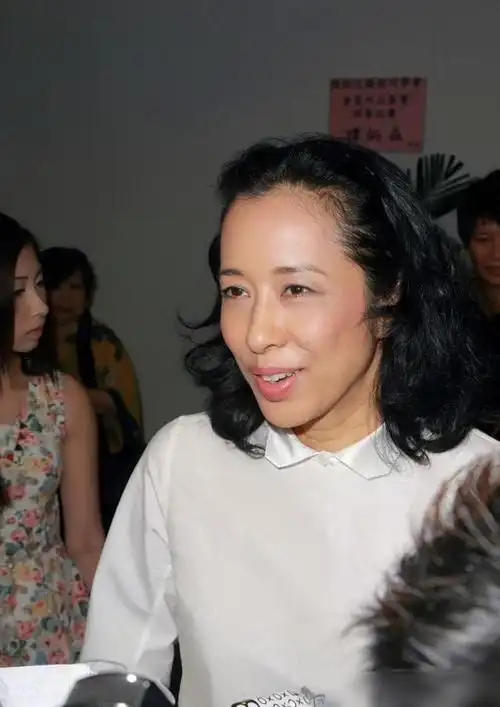 朱玲玲换发型苍老不少无刘海修饰额头光秃但穿搭素雅气质醉人