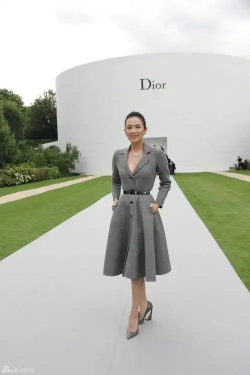 巴黎当地时间7月7日,国际影星章子怡身穿灰色大衣优雅亮相dior2014