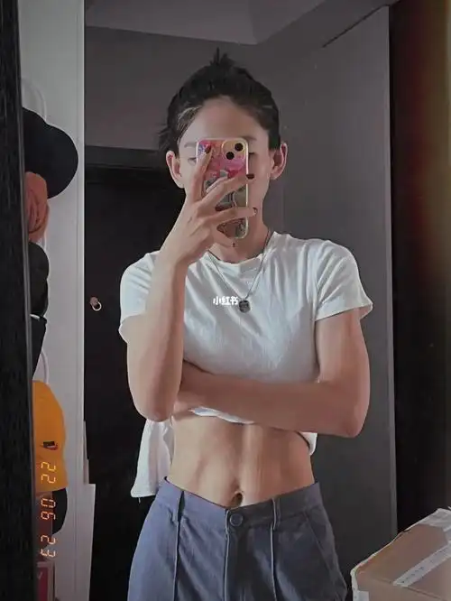 这么可爱的人怎么会长马甲线