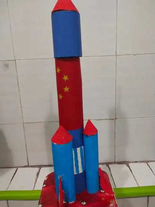 红黄蓝幼儿园"小二班"军事手工展