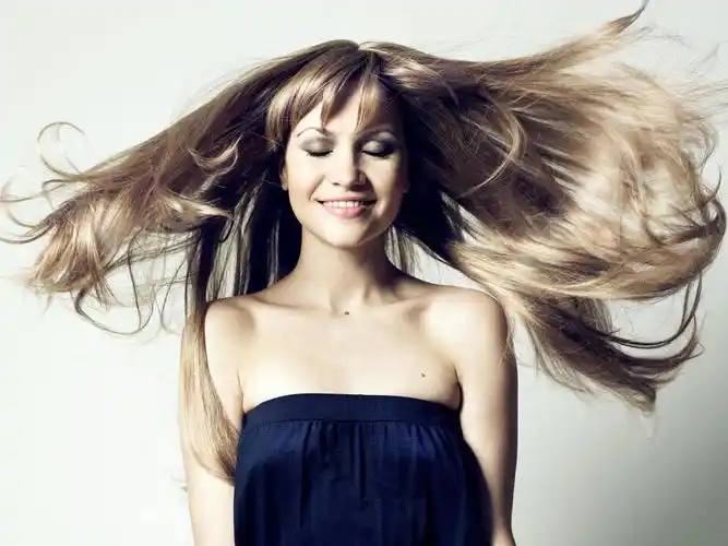 怎么把女模特拍摄出长发飞扬的感觉.