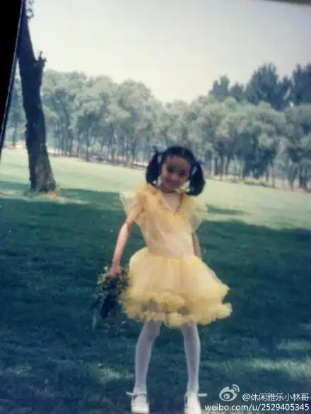 时尚     近日,有网友在微博晒出了两张杨幂少女时期的照片.