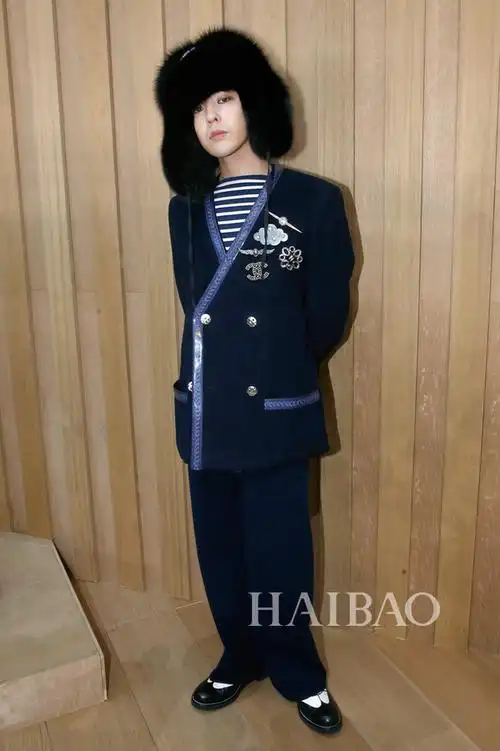 权志龙戴雷锋帽攻占chanel秀场 混搭能否被点赞!