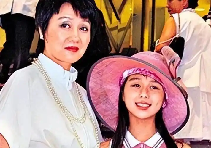 "天选之女"何超欣:赌王最宠爱的女儿,长相酷似利智惹质疑