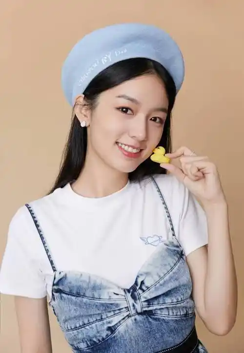 在视觉上吊带裙的款式是非常拉长身高的,可以看出周也穿的是一个短款