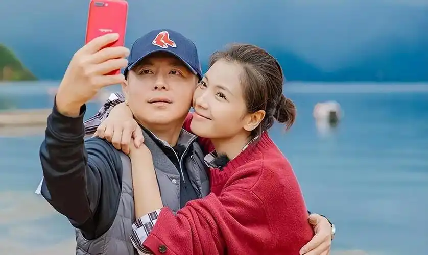 刘涛与小鲜肉拍吻戏,亲到腿软大笑不停,网友:有点尴尬