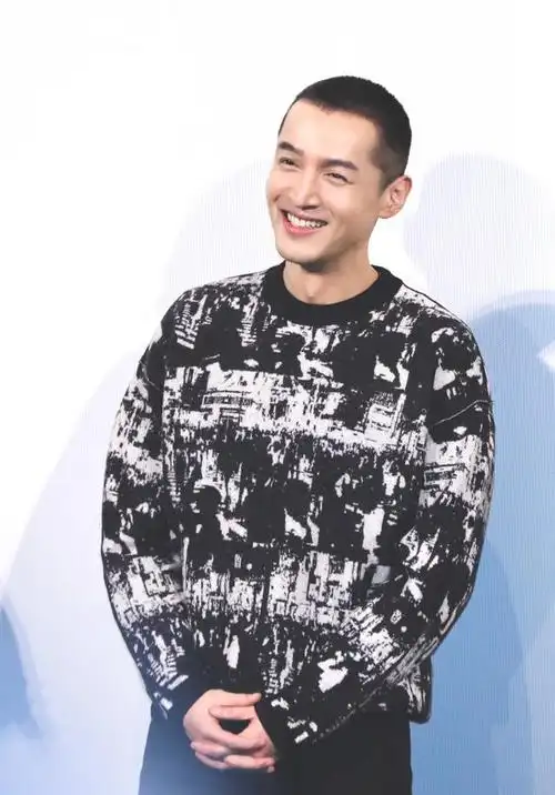 原创胡歌新发型备受瞩目!清爽寸头回归大屏幕,看着年轻不少