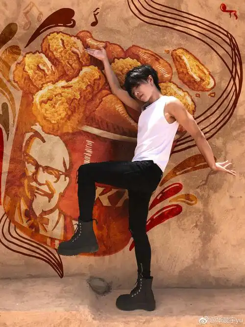 [华晨宇][新闻]170519 华晨宇更博晒照 摆公鸡姿势与某快餐合影