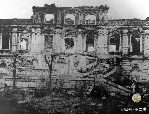 老照片:遭受抢掠焚毁后的圆明园,残垣断壁见证列强的野蛮