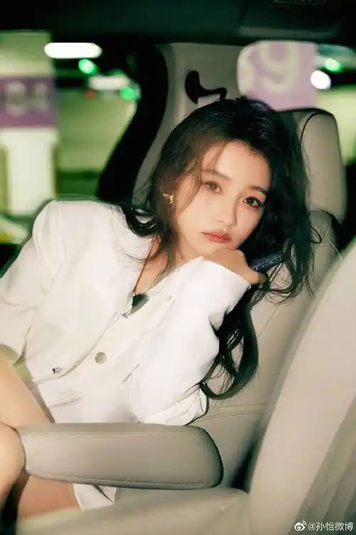 孙怡身穿白色西装,俏脸成熟妩媚,露出白嫩的大美腿-爱读书