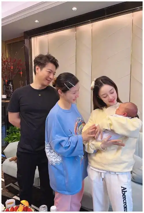 李小璐微博很久没抱这么小的宝宝了软软的好可爱