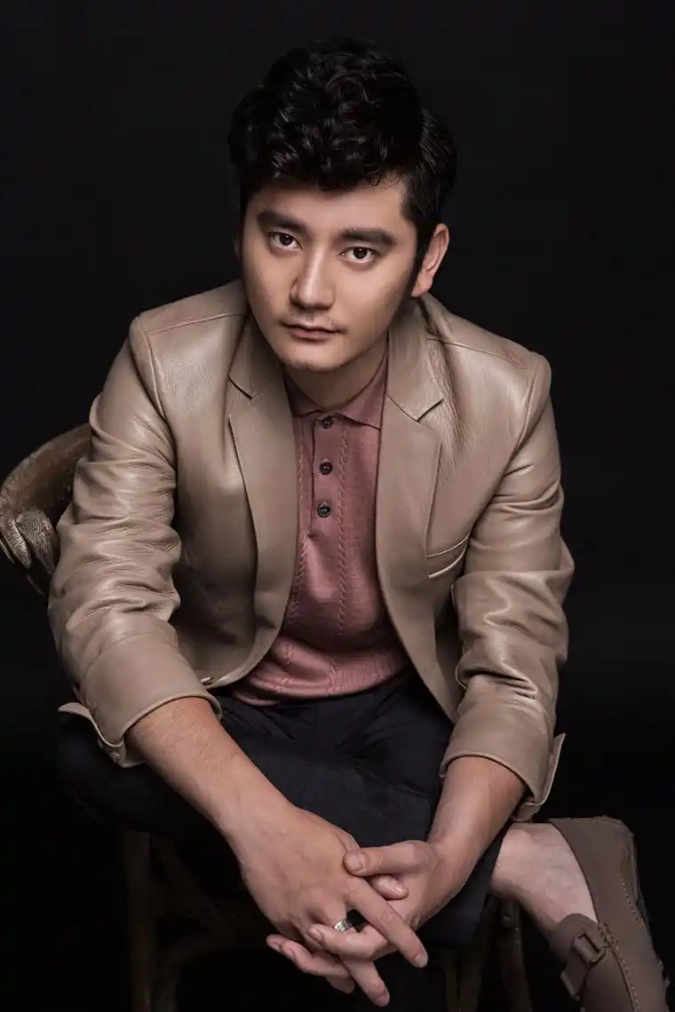 钱枫春日绅士大片浅笑沉思显帅气