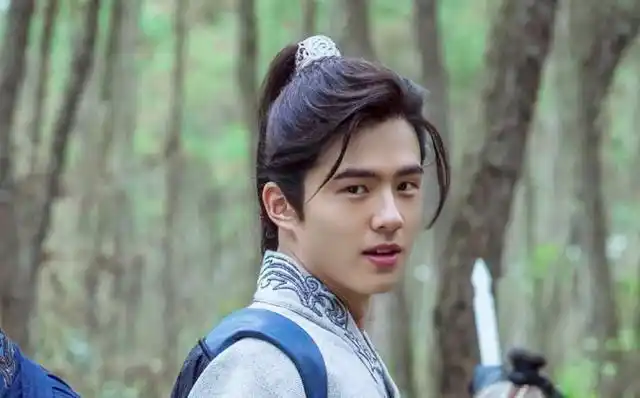 刘昊然自带天然萌的可爱气质,一个来自阳光大男孩的活力气息身披古装