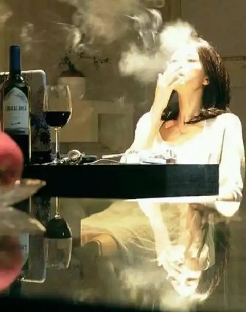 高圆圆,高圆圆拍戏抽烟看起来也是驾轻就熟