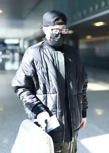 潘玮柏现身上海机场时尚穿搭展现魅力