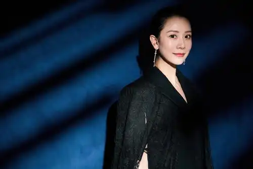 原创44岁海清活动造型受称赞层次感穿搭显干练长发造型令网友惊喜