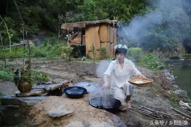厉害90后农村女孩野外搭茅草窝开荒种菜月入过万羡煞旁人