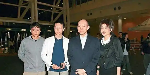 看了霍启刚亲弟的近照才知道朱玲玲改善了霍家的基因