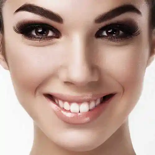 微笑的美女肖像特写