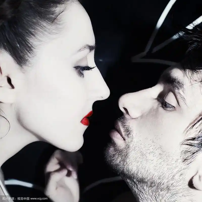 年轻男女亲吻的脸庞