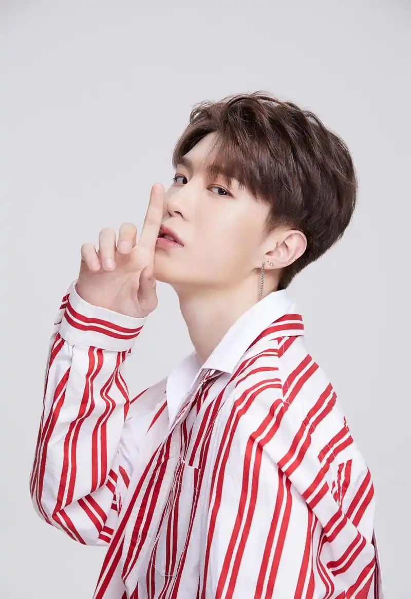 盐系男子!范丞丞新春写真一改高冷卖萌比心