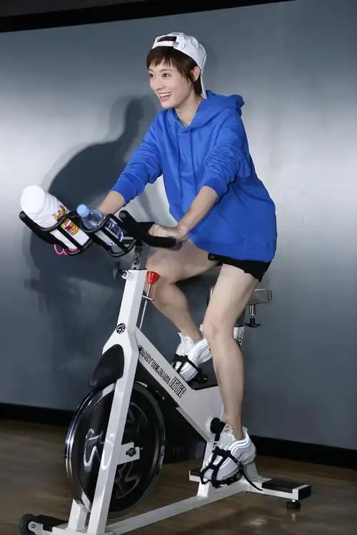 孙俪又穿短裤蓝上衣,换连帽卫衣反戴棒球帽帅气又少女,哪像36岁